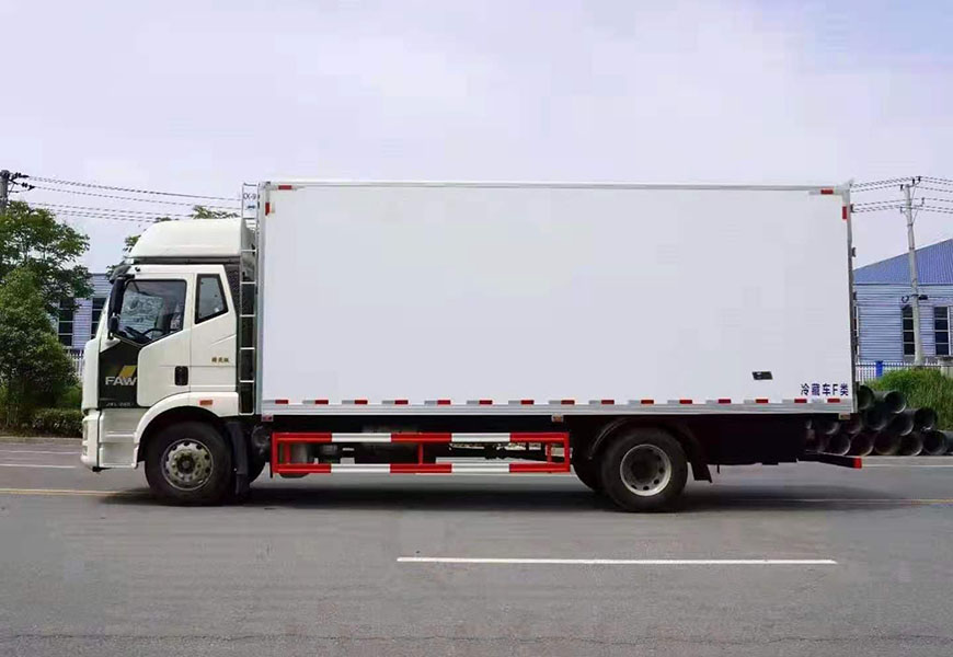 解放J6L精英版高顶双卧冷藏车