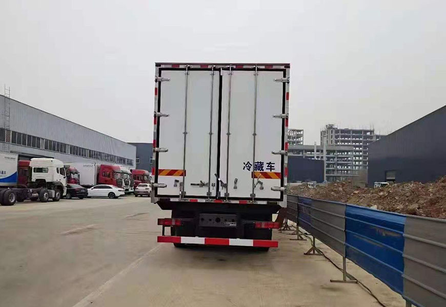 重汽豪瀚前四后八冷藏车
